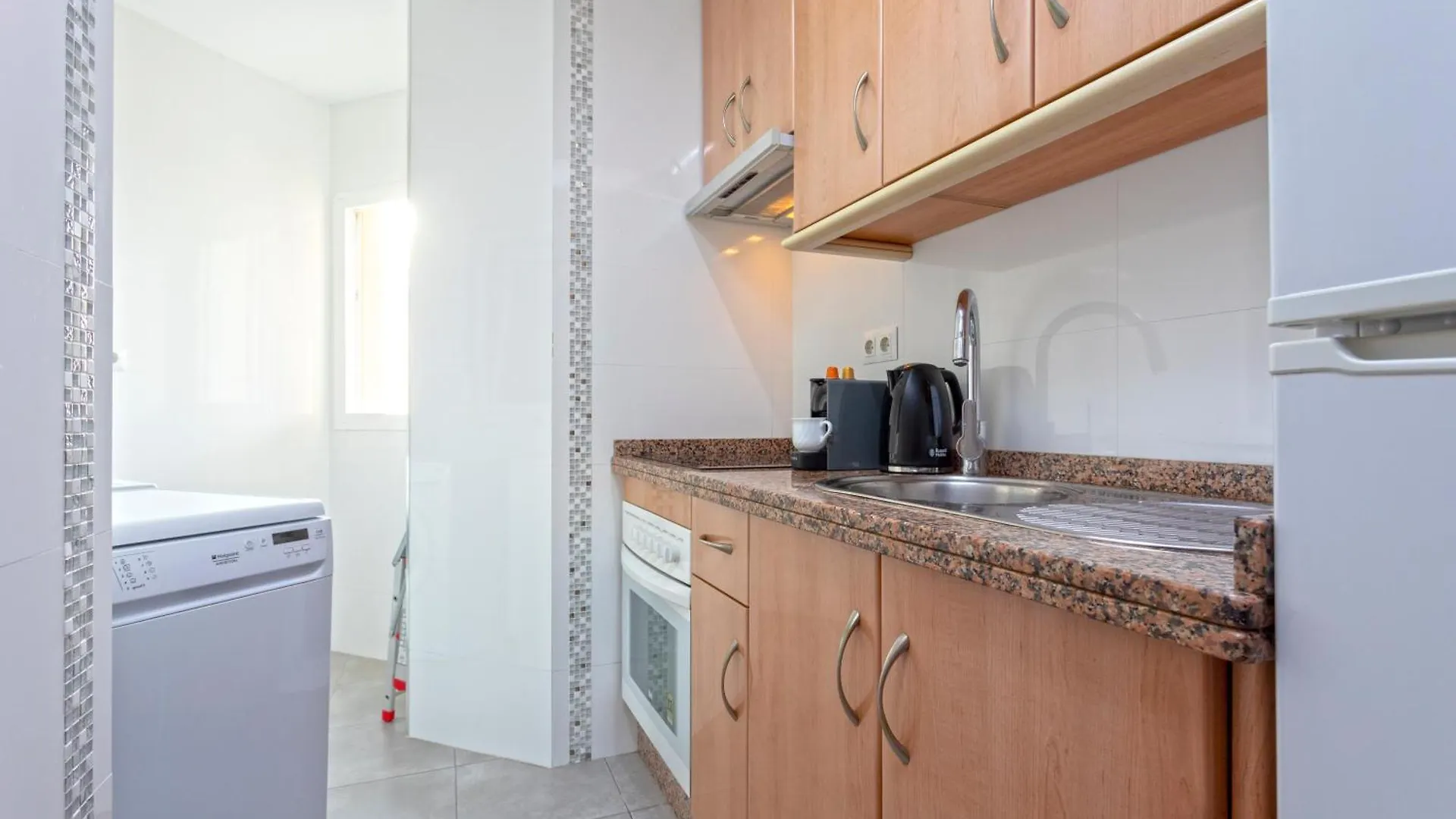 1003 - Seafront Apartment On El Paseo - Air Conditionning - Wi-Fi - Smart Tv 阿尔姆尼卡 0*,  西班牙