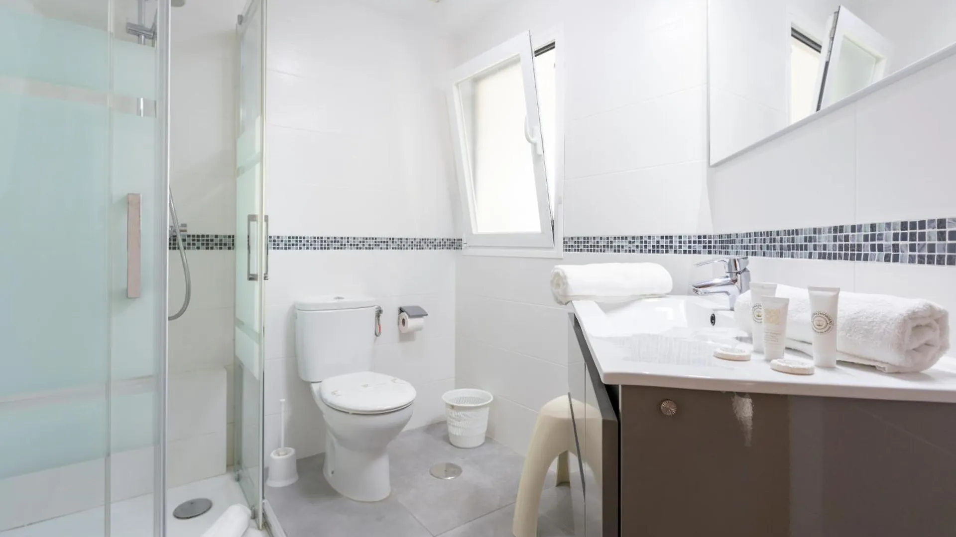 1003 - Seafront Apartment On El Paseo - Air Conditionning - Wi-Fi - Smart Tv 阿尔姆尼卡 0*,